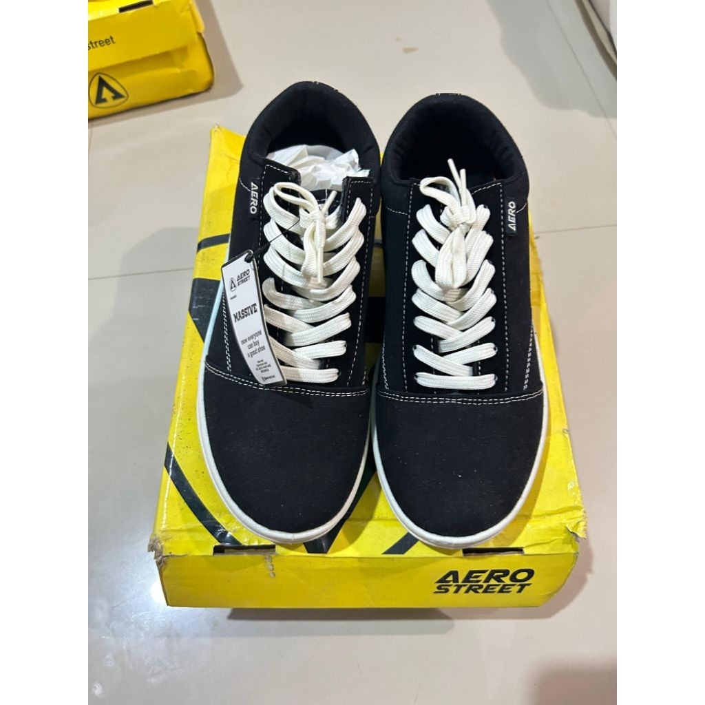 Aerostreet Massive Low Natural Black