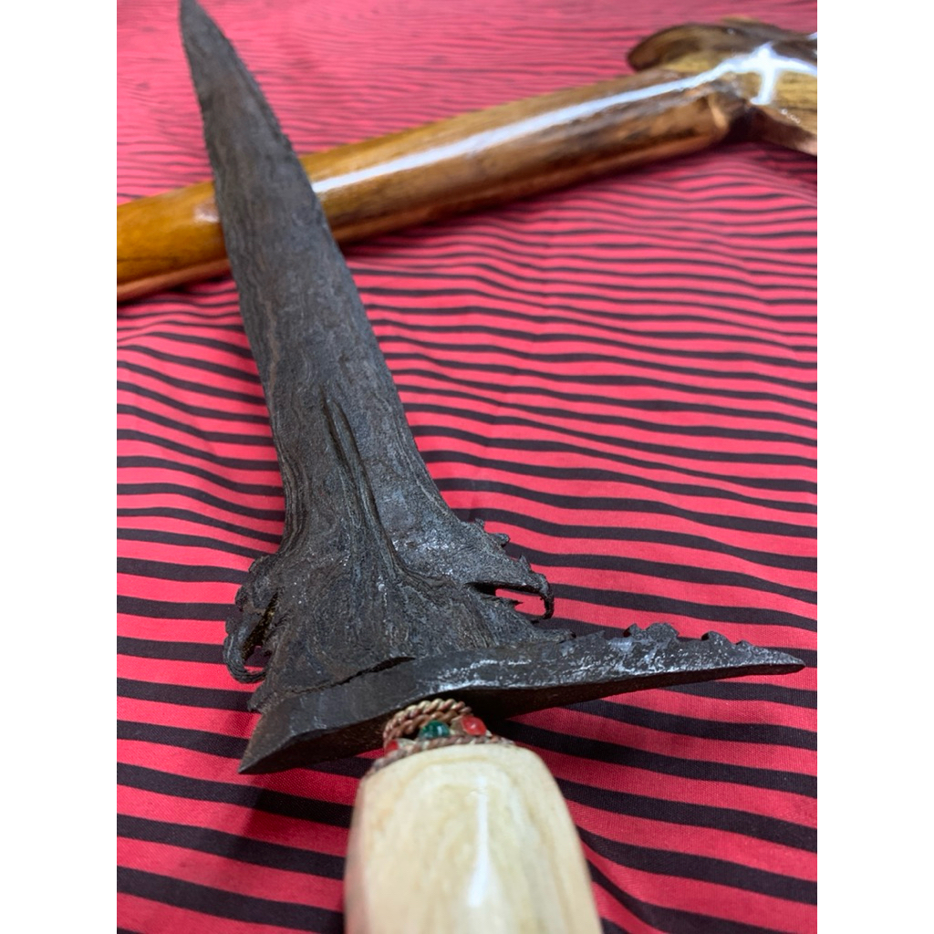 keris karno tinanding lurus