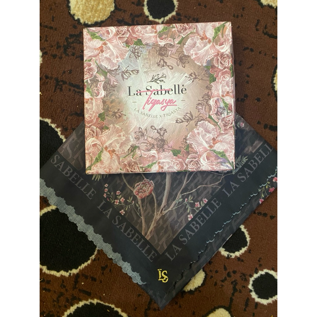 Preloved segi empat lasabelle kursien karzai like new