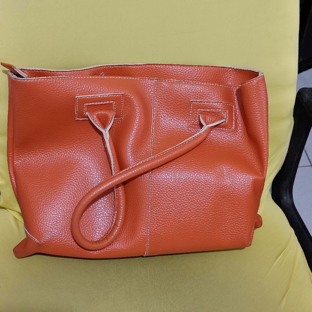 Tas Bekas Perempuan Oren Tanpa Merk