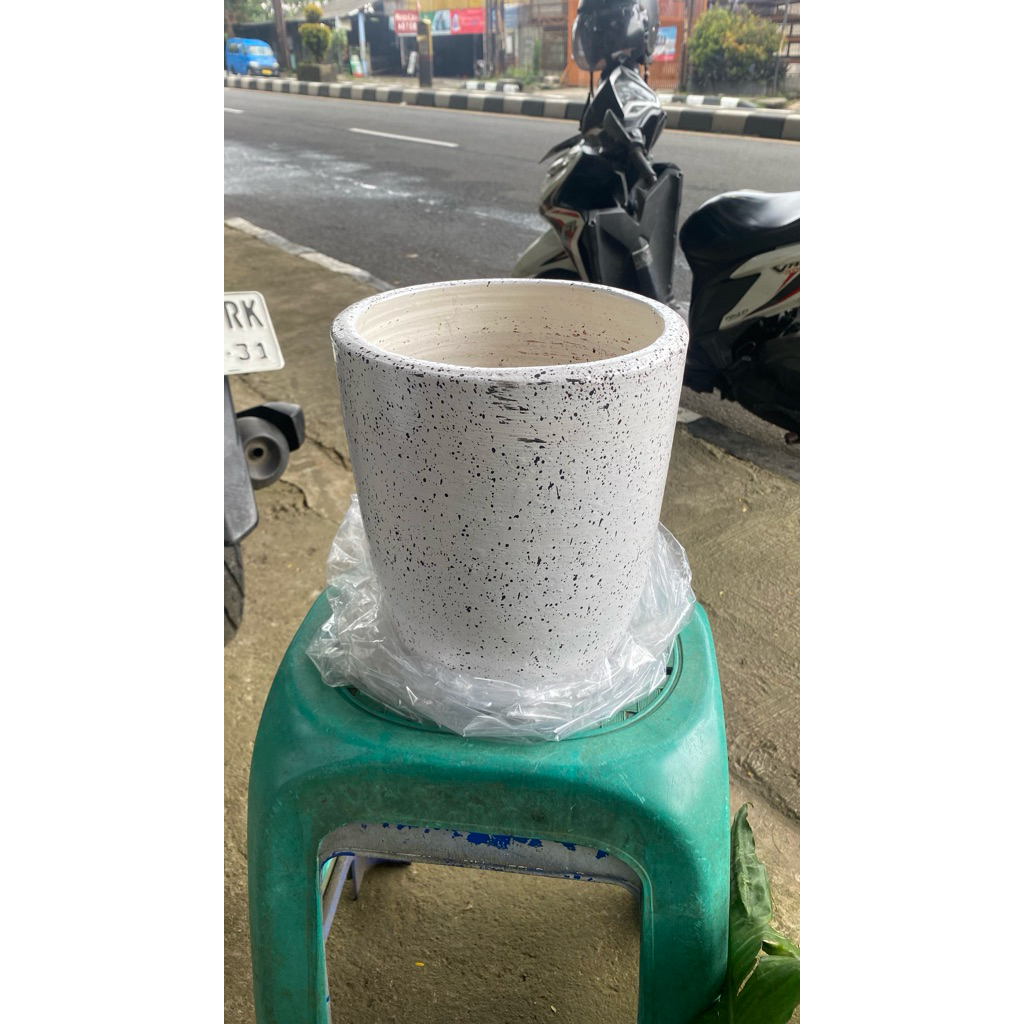 Pot capsul / Pot Tanah Liat Putih corak 20cm