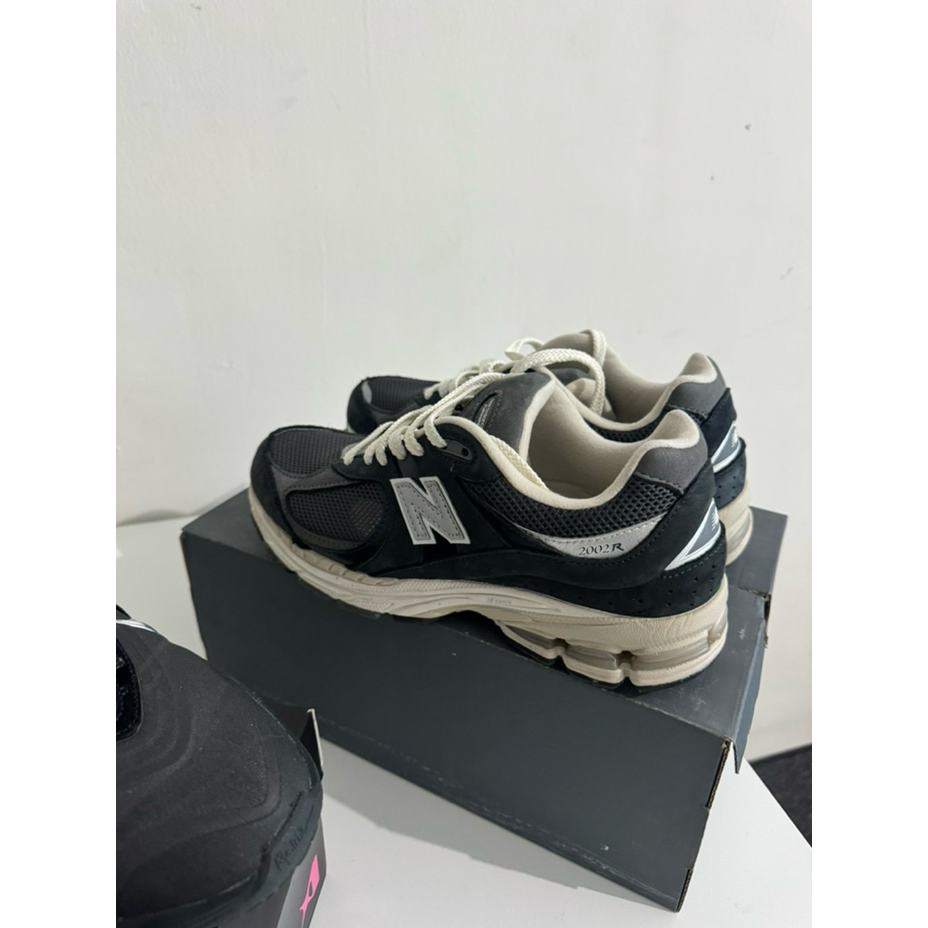 NB New Balance 2002r