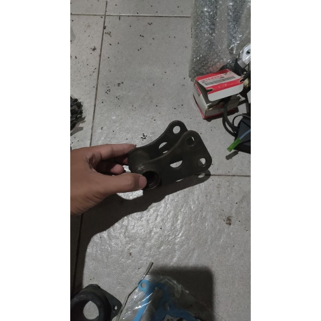 Ar cr unitrack shock belakang Scorpio Ori cabutan