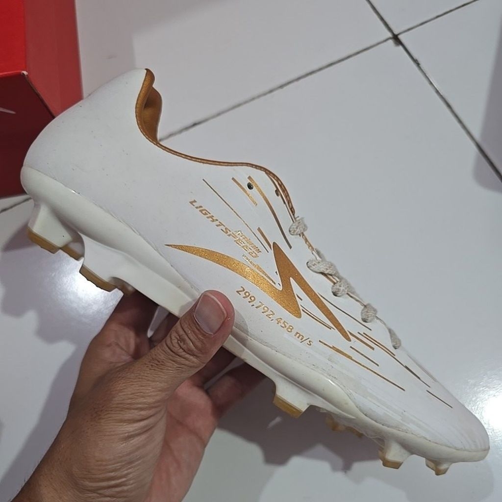 specs ls reborn white/gold fg (second)
