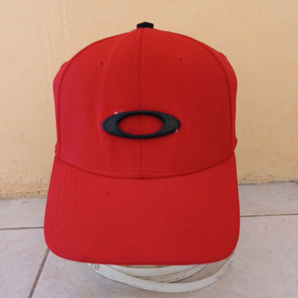 oakley builtup logo besi