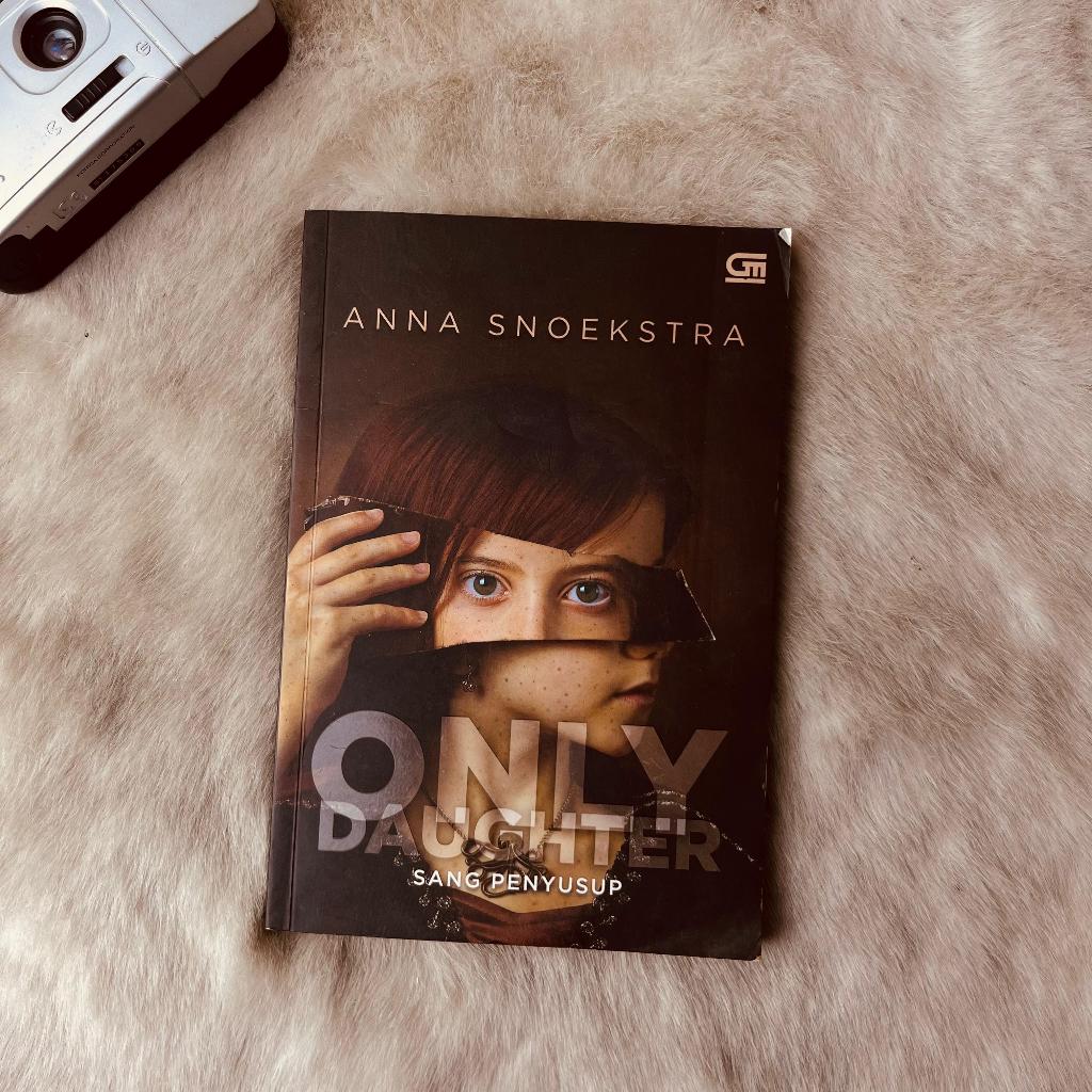 Novel Only Daughter Anna Snoekstra / Novel Sang Penyusup