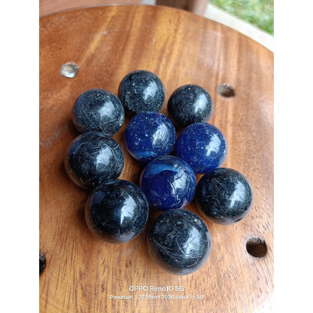 kelereng kuno temuan warna biru tua