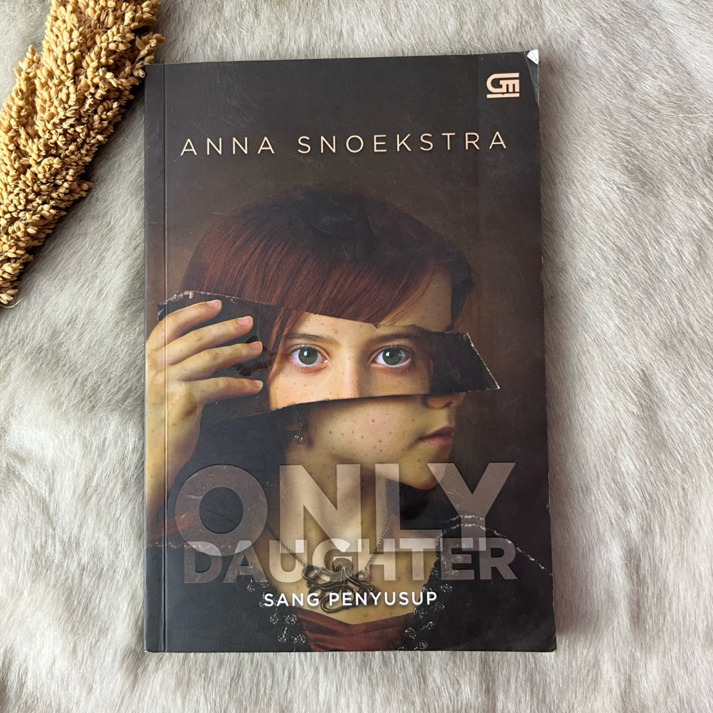 Novel Only Daughter / Sang Penyusup by Anna Snoekstra