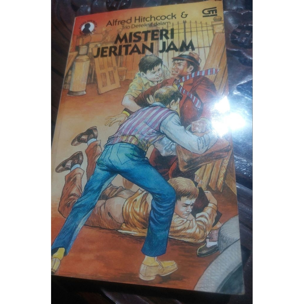 Novel Trio Detektif karya Alfred Hitchcock 