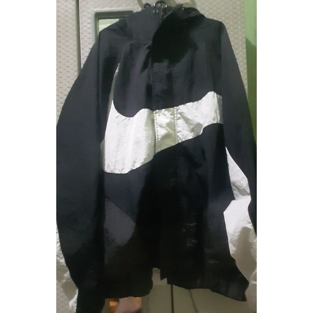 Nike Sportswear Swoosh Woven Lined Jacket. 