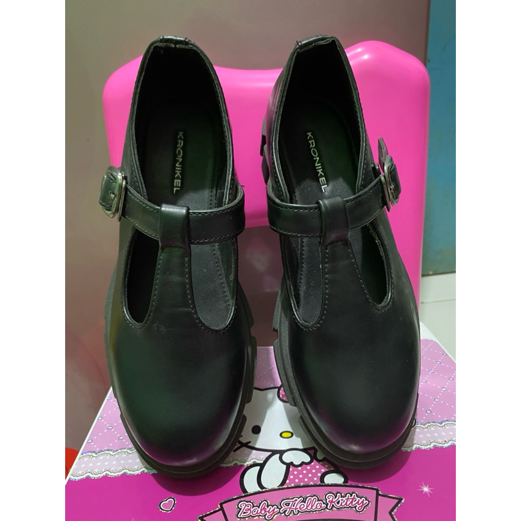 PRELOVED SEPATU KRONIKEL