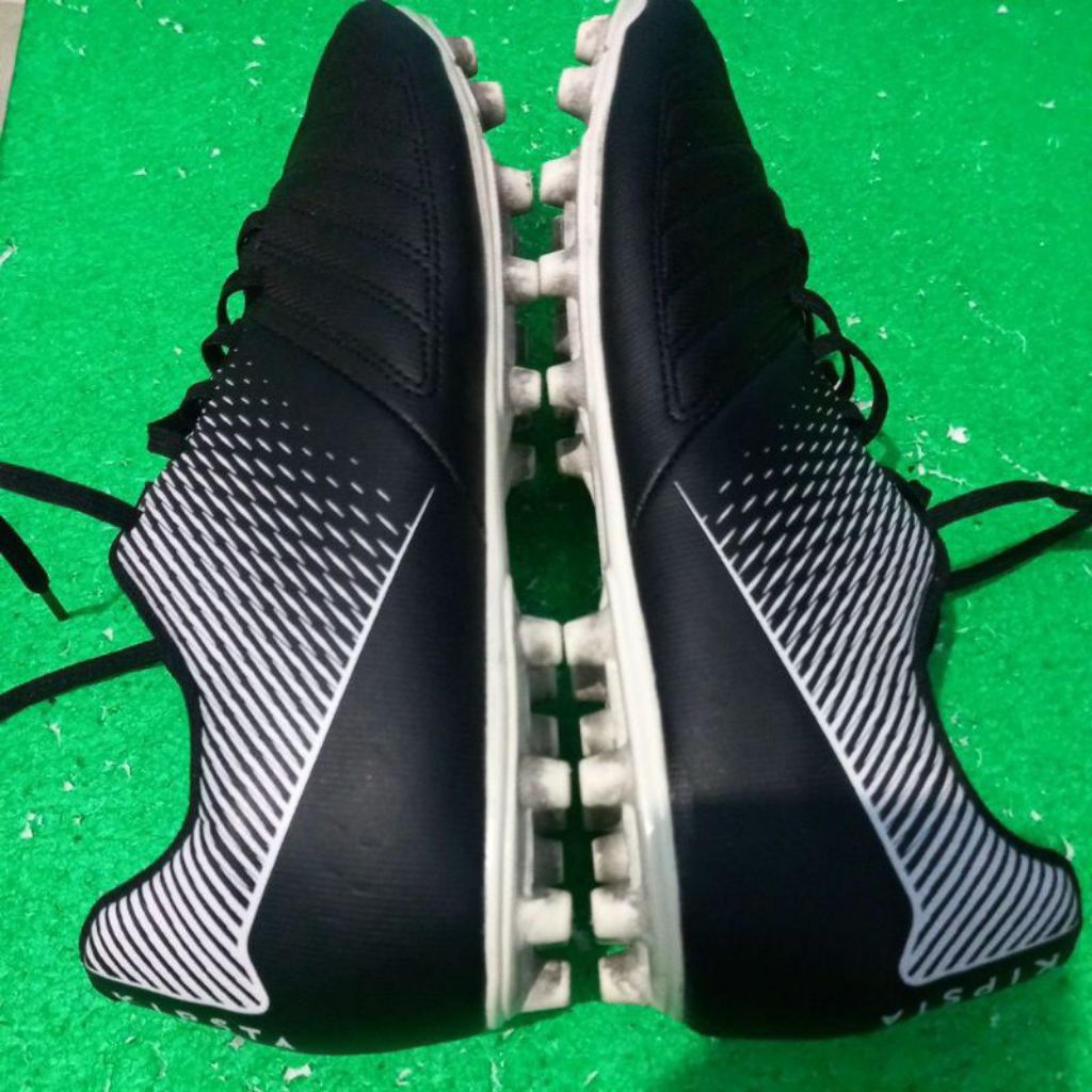 PL Sepatu bola Kipsta Hitam