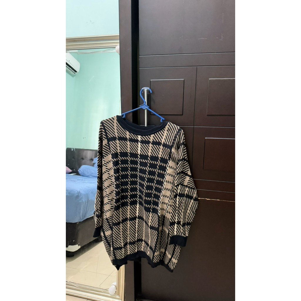 Sweater Hitam Coklat Motif Kotak Kotak