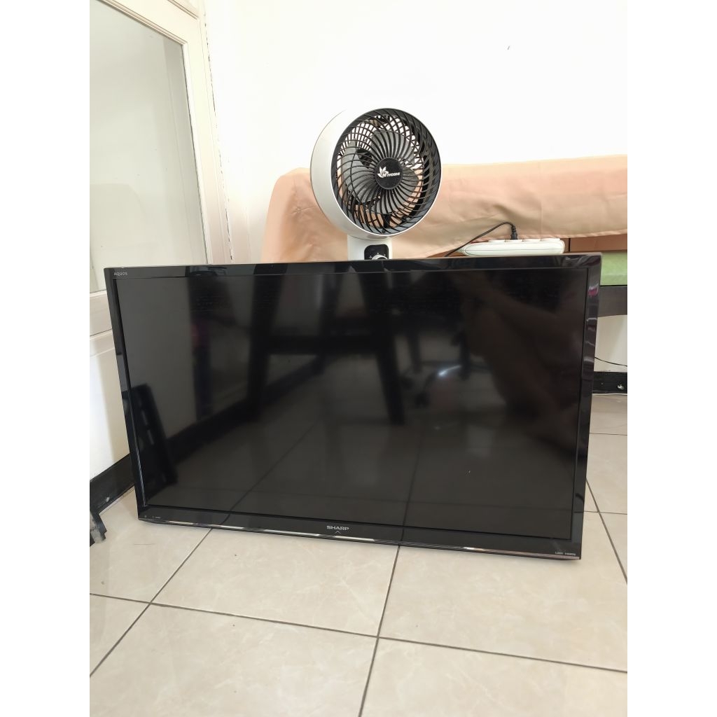 TV LED SHARP AQUOS 42 inch kondisi nyala & baik free bracket panjang 90cm x tinggi  55cm