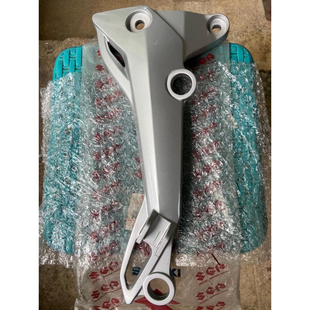 Breket Dudukan Step Footstep Pijakan Kaki Belakang Kanan Suzuki Shogun 125 FL Original 43811B16H00N0