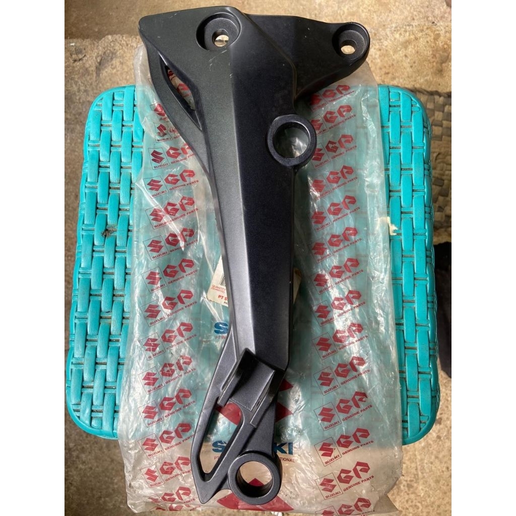 Breket Dudukan Step Footstep Belakang Kanan Suzuki Shogun 125 FL Original 43811B16H10N000