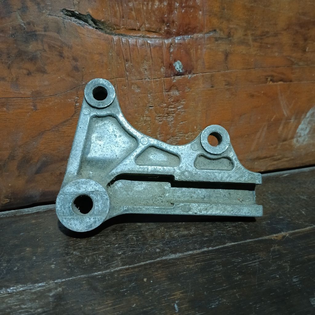 [ORIGINAL] Breket dudukan kaliper rem belakang suzuki satria R RU 120 lumba hiu RK cool DD bekas