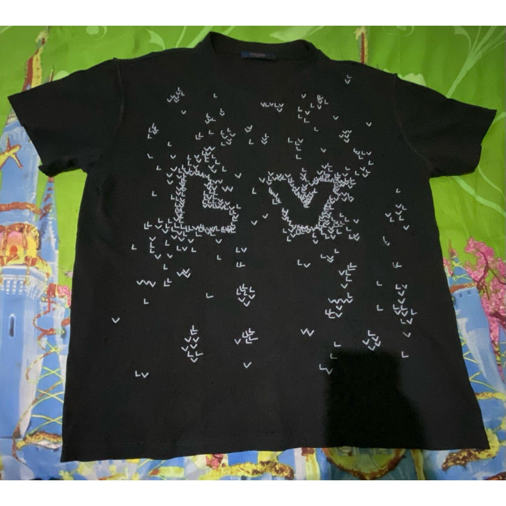 Kaos LV Luois Vuitton Authentic full embordired Logo Like new