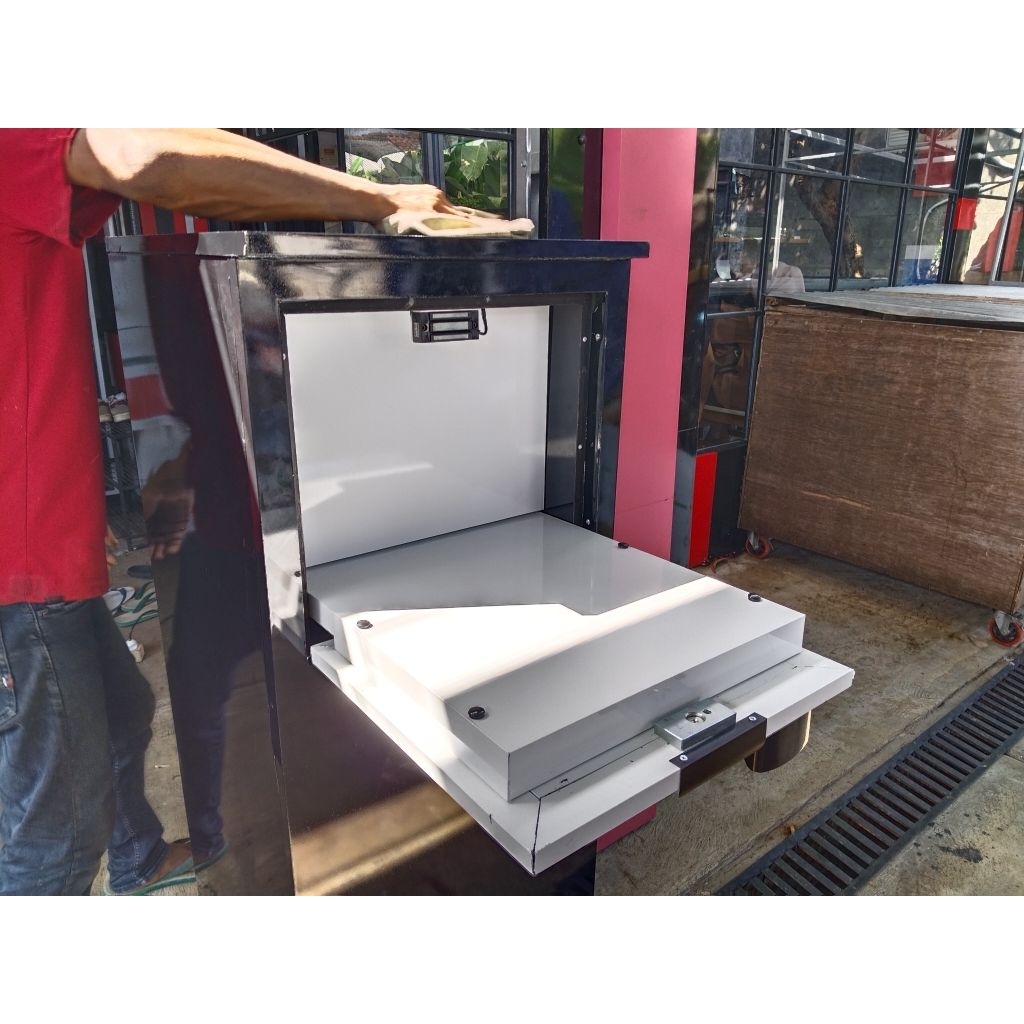 Box paket depan rumah