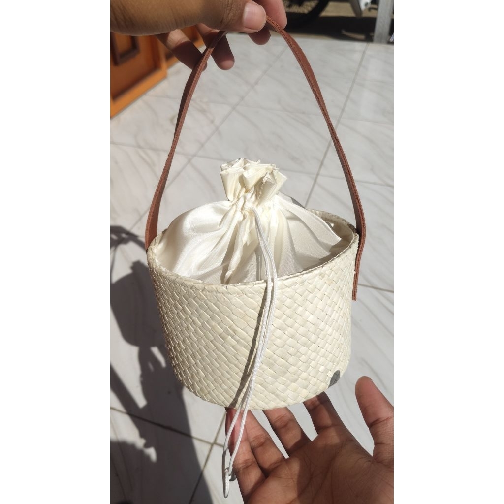 Tas Parcel Jingjing Anyaman Pandan set Tali Kulit