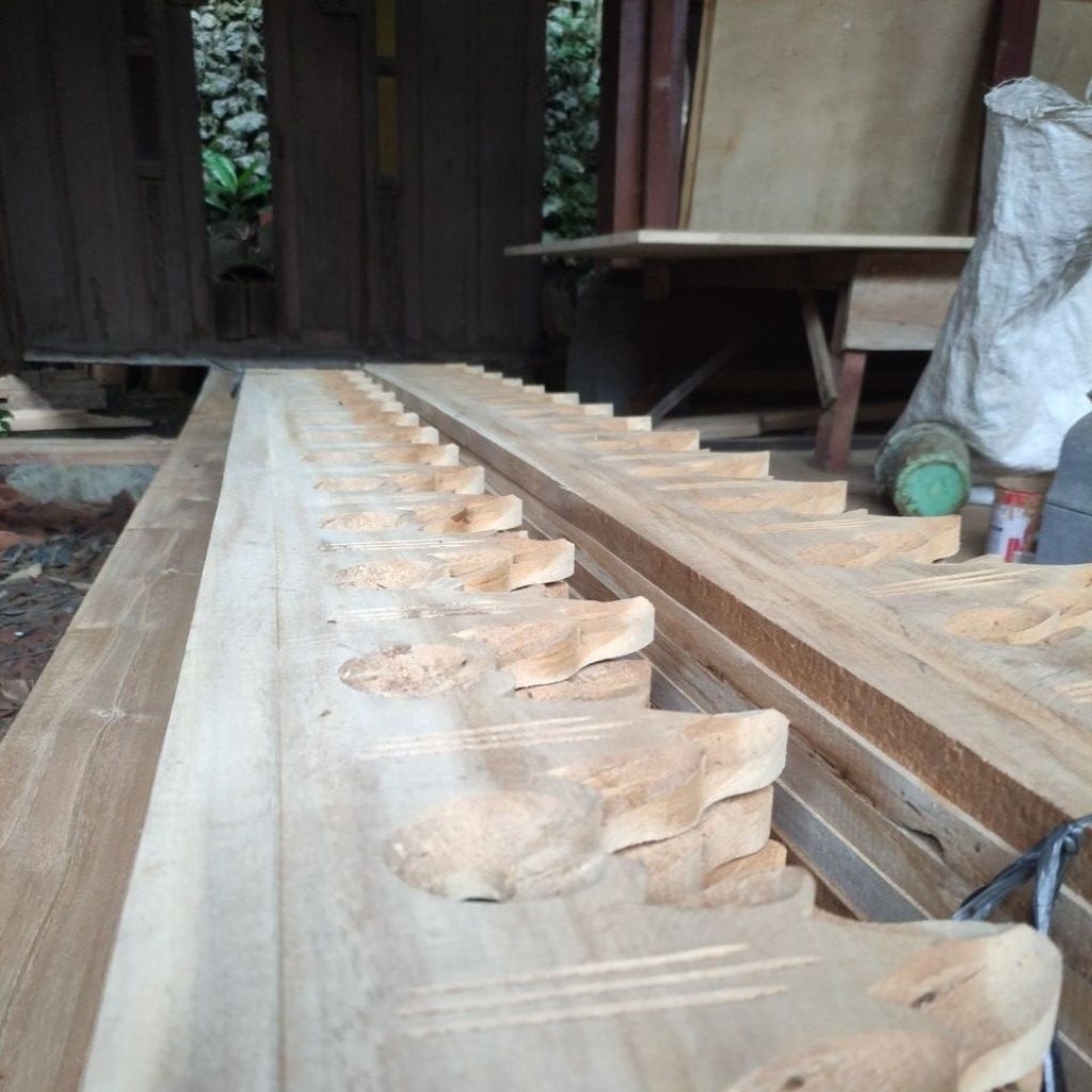 lisplang / listplank ukir kayu jati atap rumah