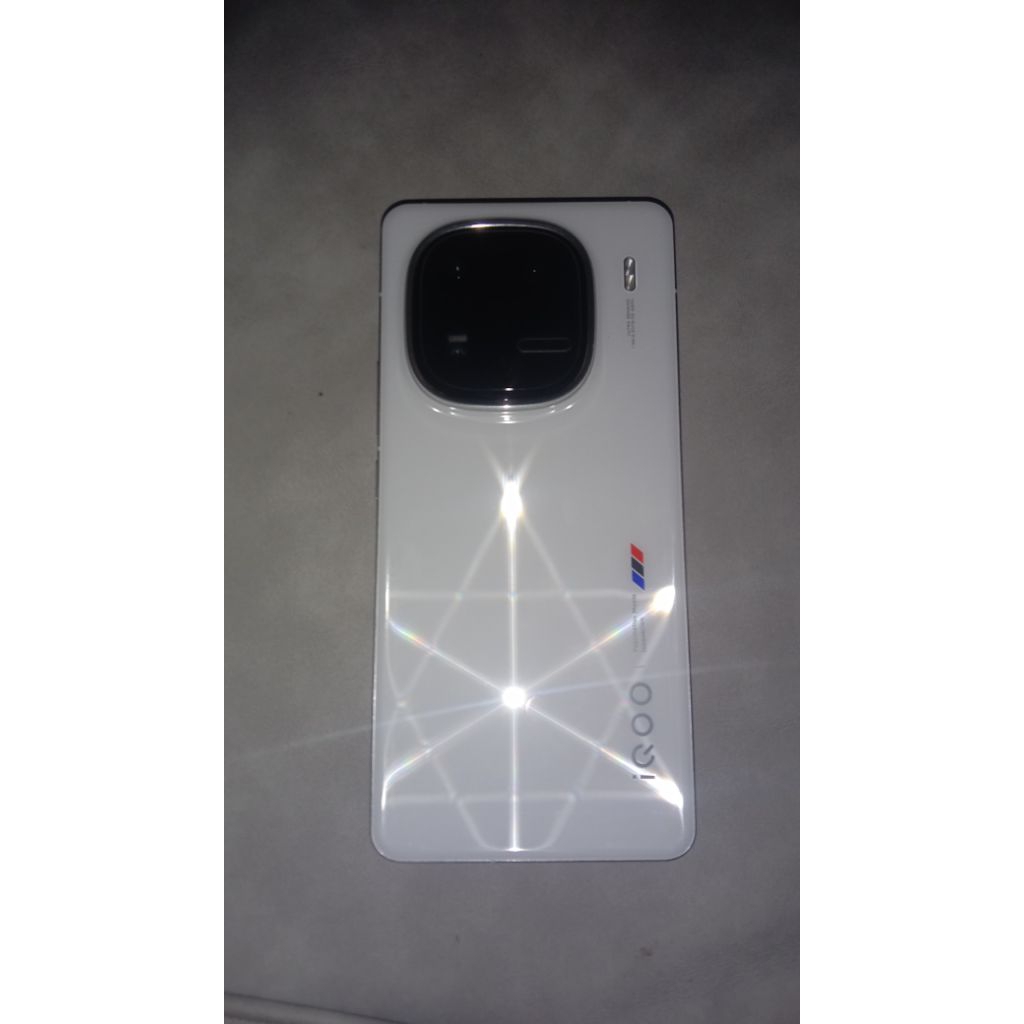 vivo iQOO 12- Prosesor Snapdragon 8 gen 3, Baterai 6150mAh, Layar AMOLED 144Hz