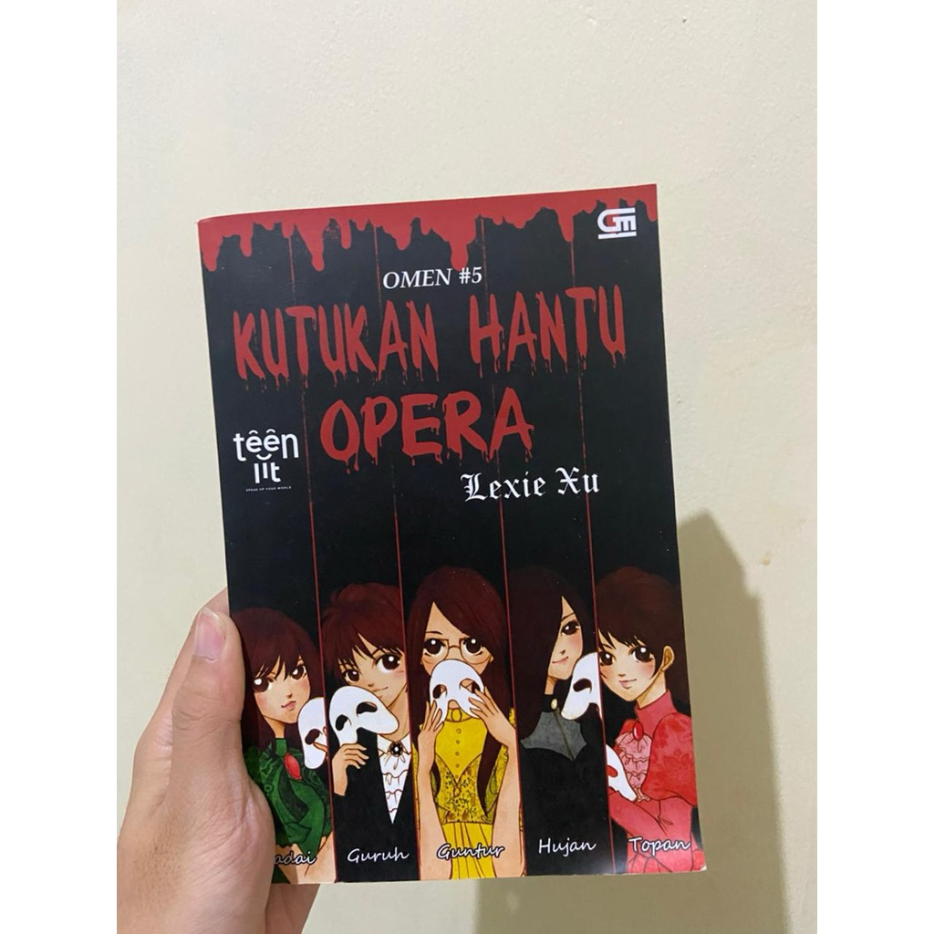Novel Kutukan Hantu Opera - Lexie Xu (Original) Omen Series #5 Preloved