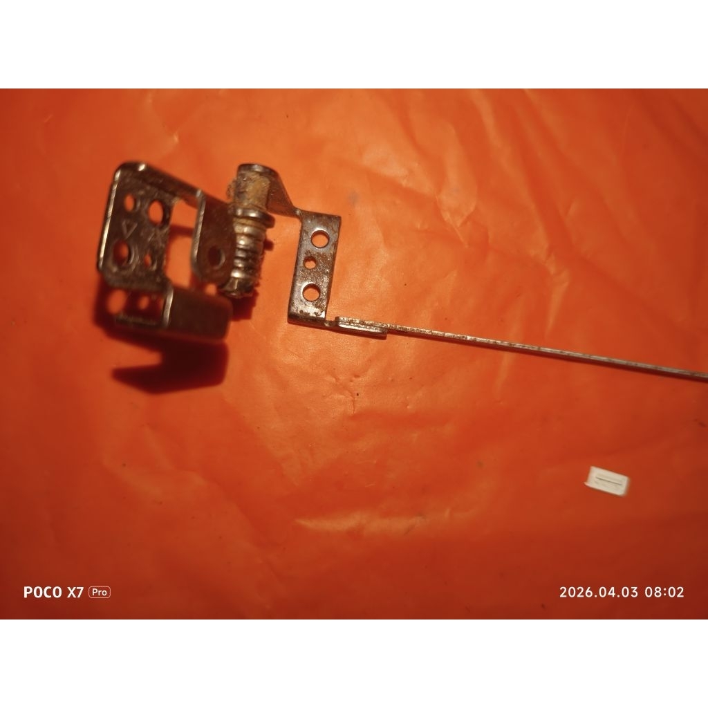 engsel laptop Toshiba l735 ori