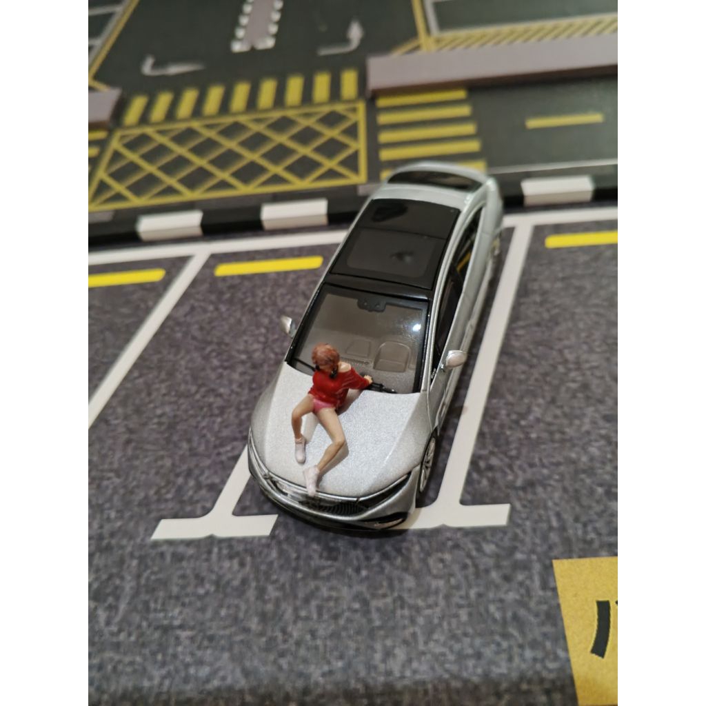mini GT loose Mercedes Benz EQS + figure.