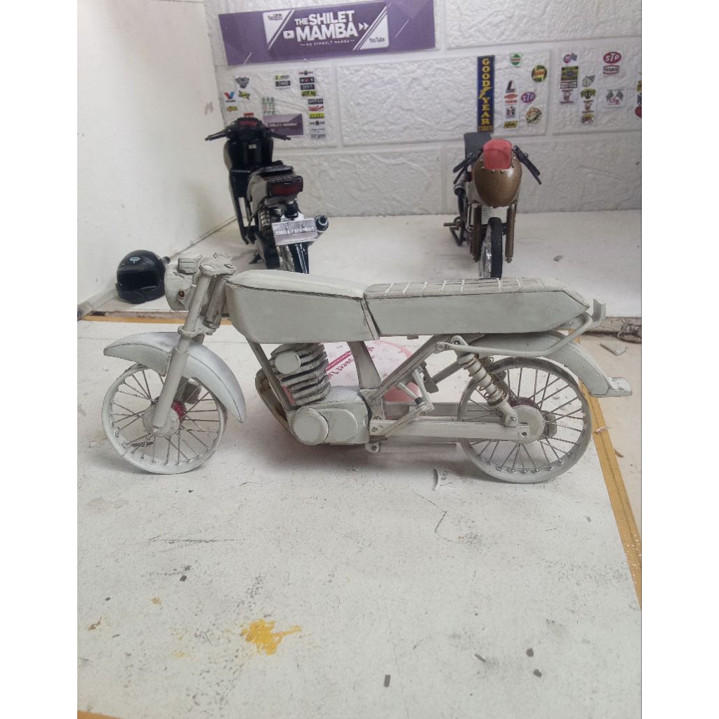 (Mentahan) Miniatur motor Honda GL 100 skala 12,cocok untuk di custom sesuai selera