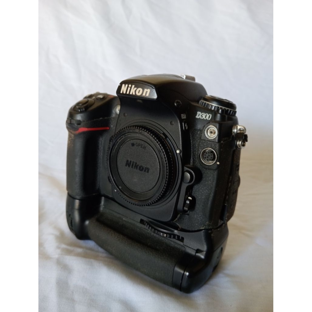 Nikon D300 Body only Second Bergaransi