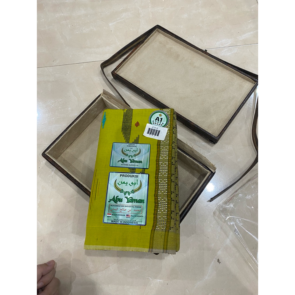 Sarung Abu Yaman Sutera Asli Dus Luar rusak ya tp sarung bagus ya sutera asli sambung jahit tengah o