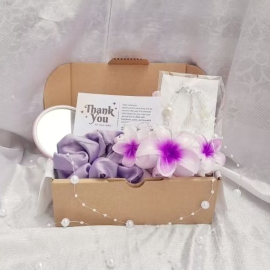 Paket hampers cewek / paket scrunchie / paket jedai bunga Kamboja / gift box cewek / paket aksesoris