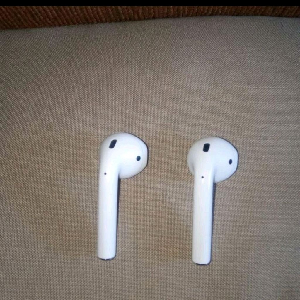 Airpods gen 2 original minus rusak/drop batre,earpiace earphone hanya sebelah kanan (R) saja,minus