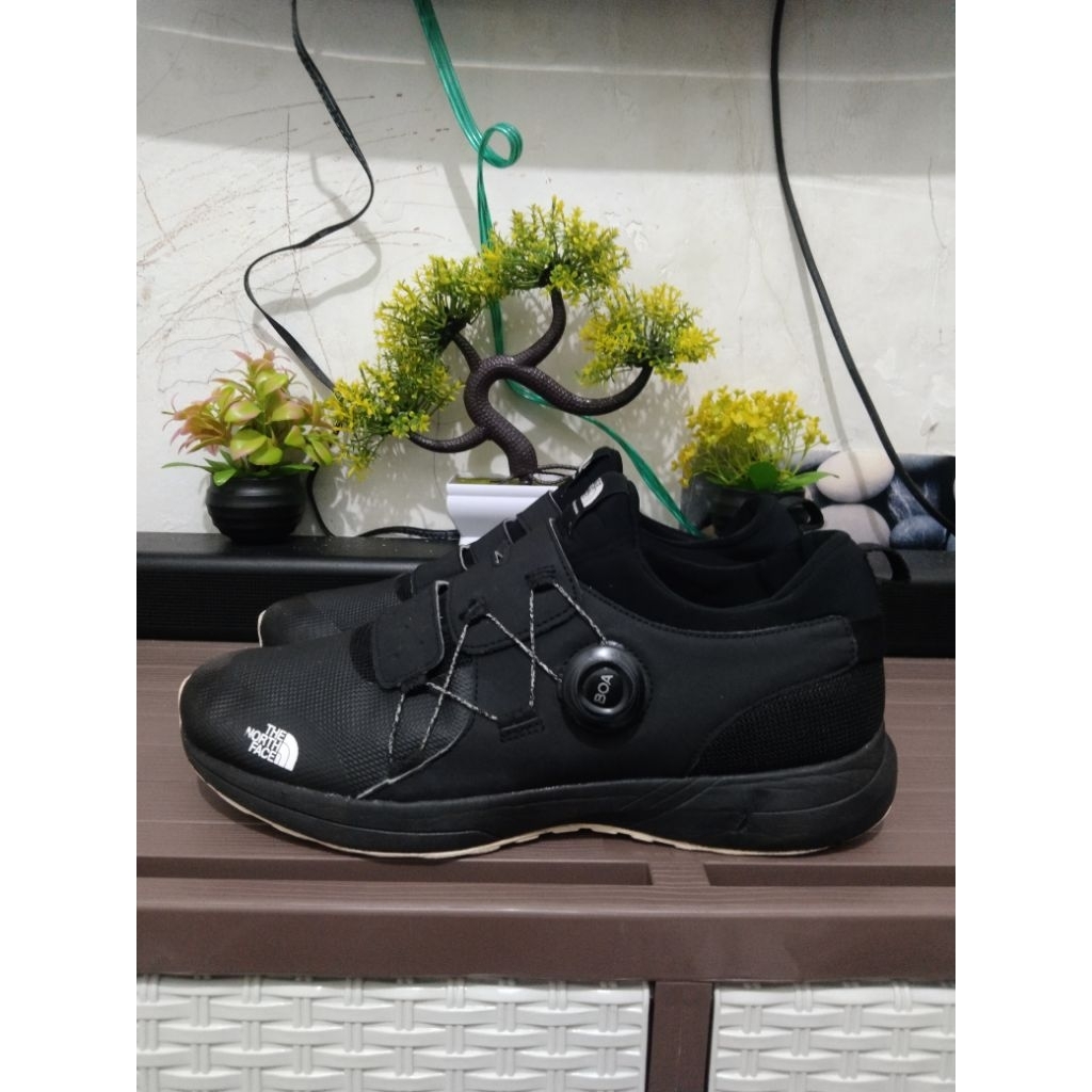 Size 40.5 •  Sepatu TNF BOA Slip On Tapak Putih