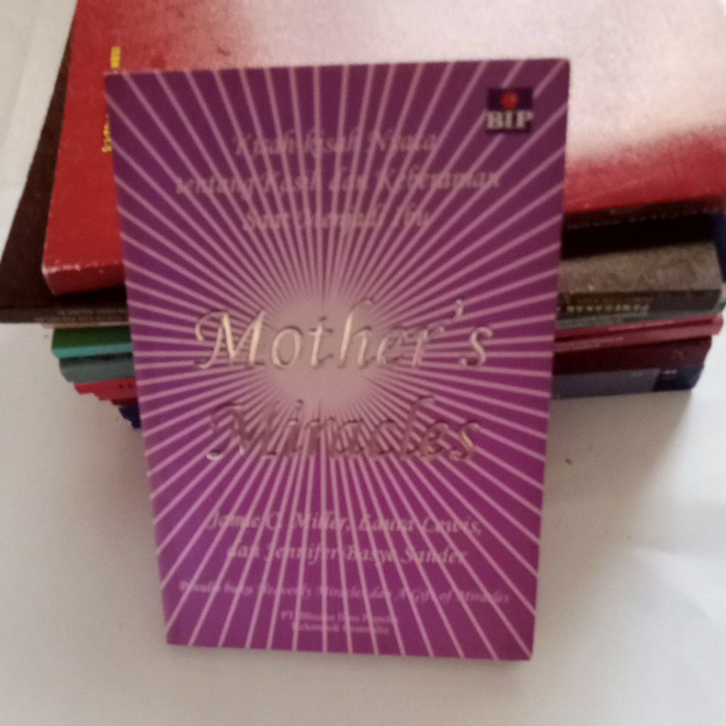 BUKU MOTHER'S MIRACLES KISAH KISAH NYATA TENTANG KASIH DAN KEBERANIAN SAAT MENJADI IBU