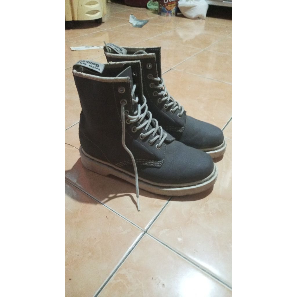 sepatu second boots kulit docmart size 38