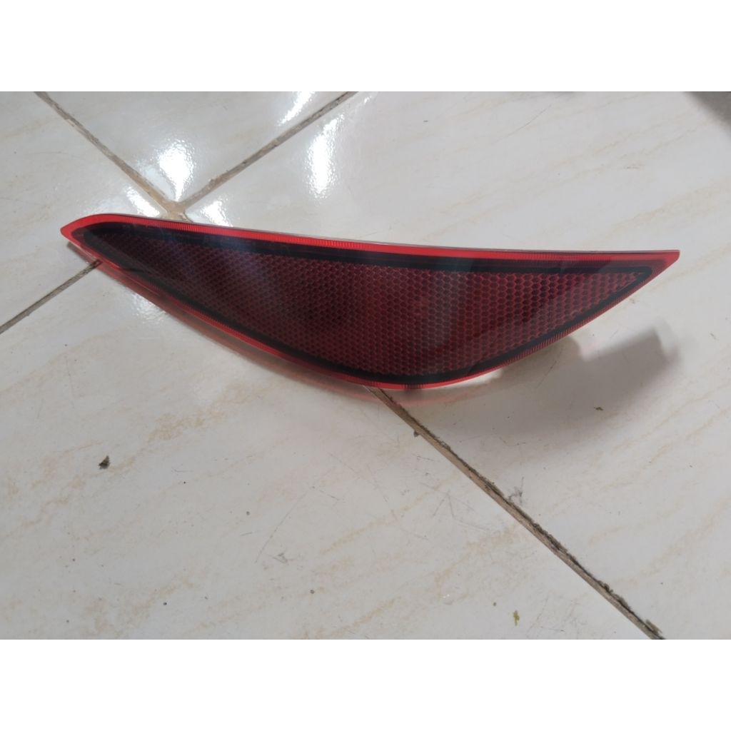 reflektor kanan bemper belakang rush terios 2019 ke atas