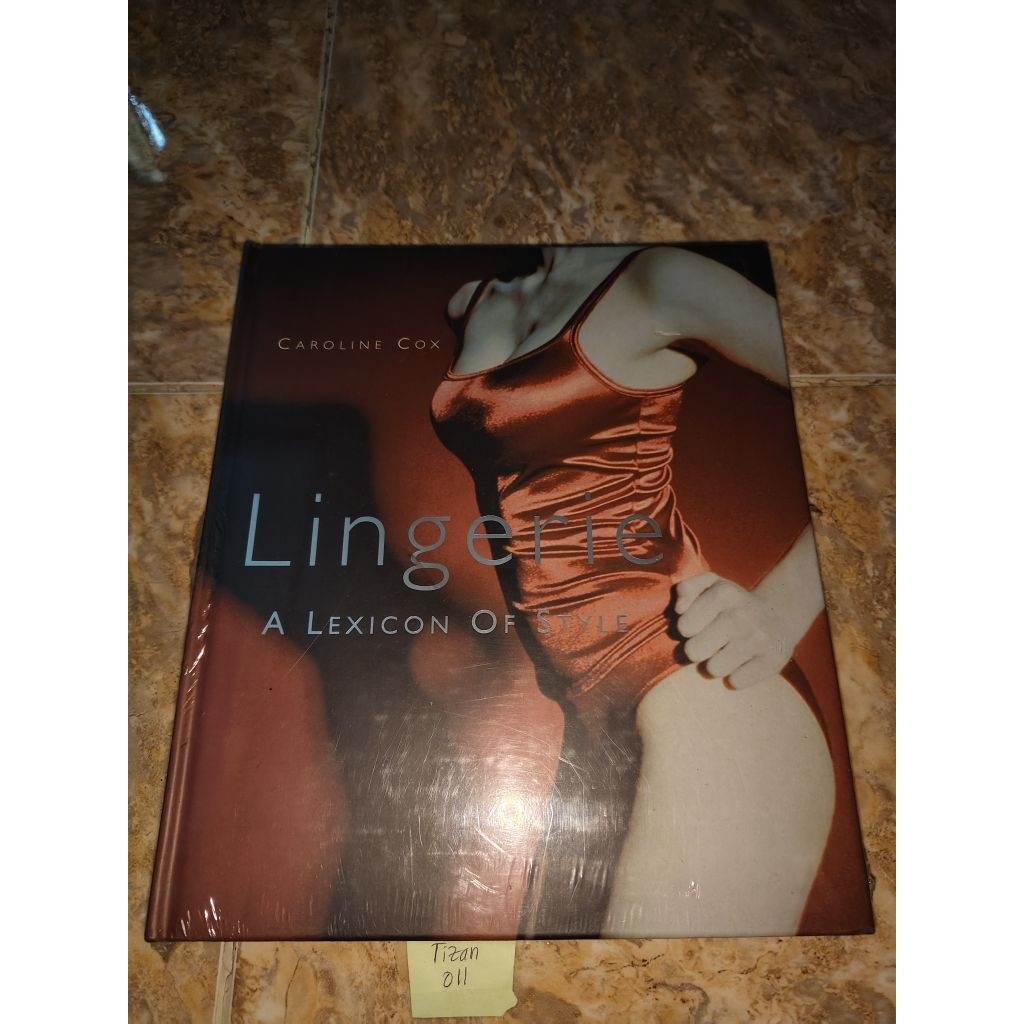 Buku Lingerie A Lexicon of style - Caroline