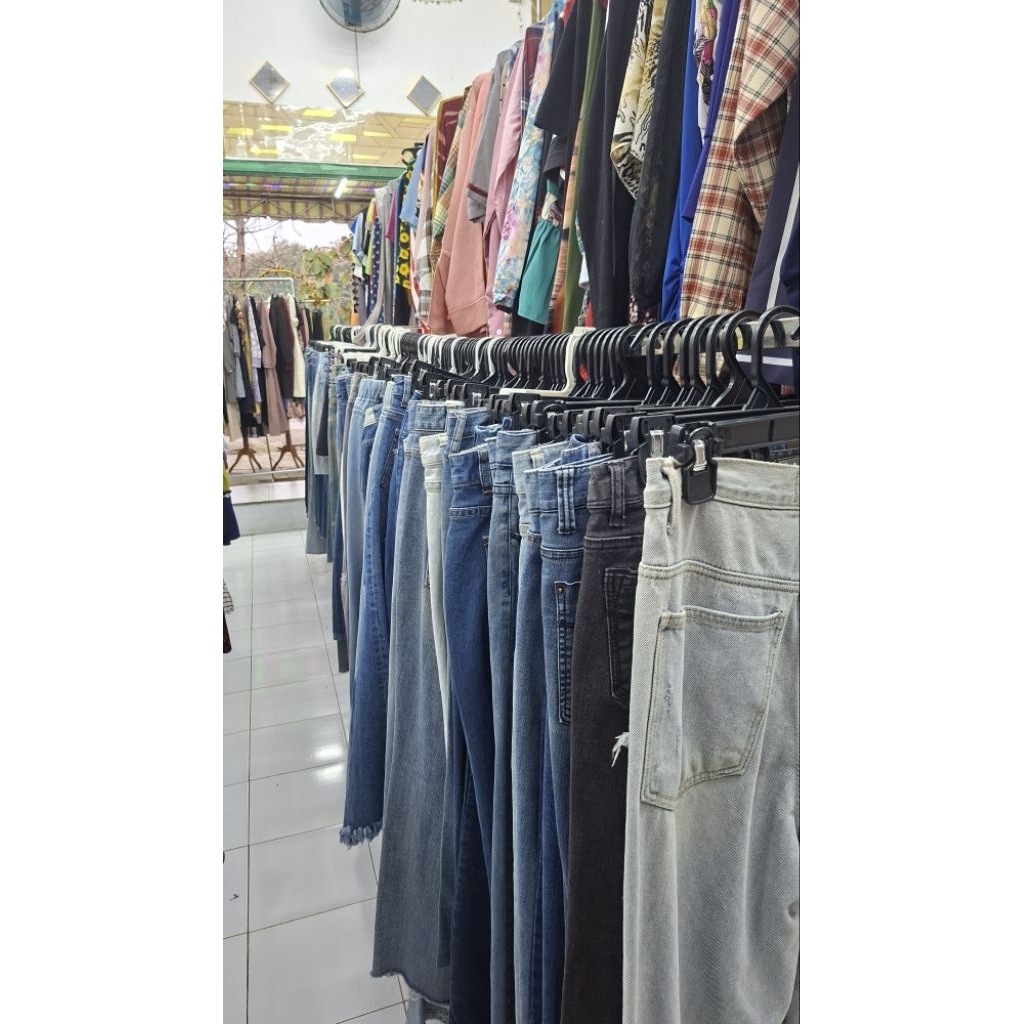 Celana Levis Wanita
