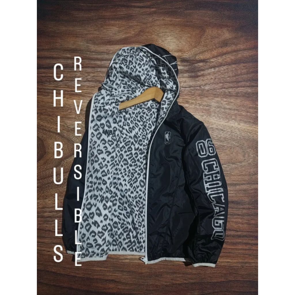 JAKET CHICAGO BULLS REVERSIBLE BOLAK BALIK LEOPARD ART SABLON SPELLOUT PRIA/WANITA BEKASPAKAI