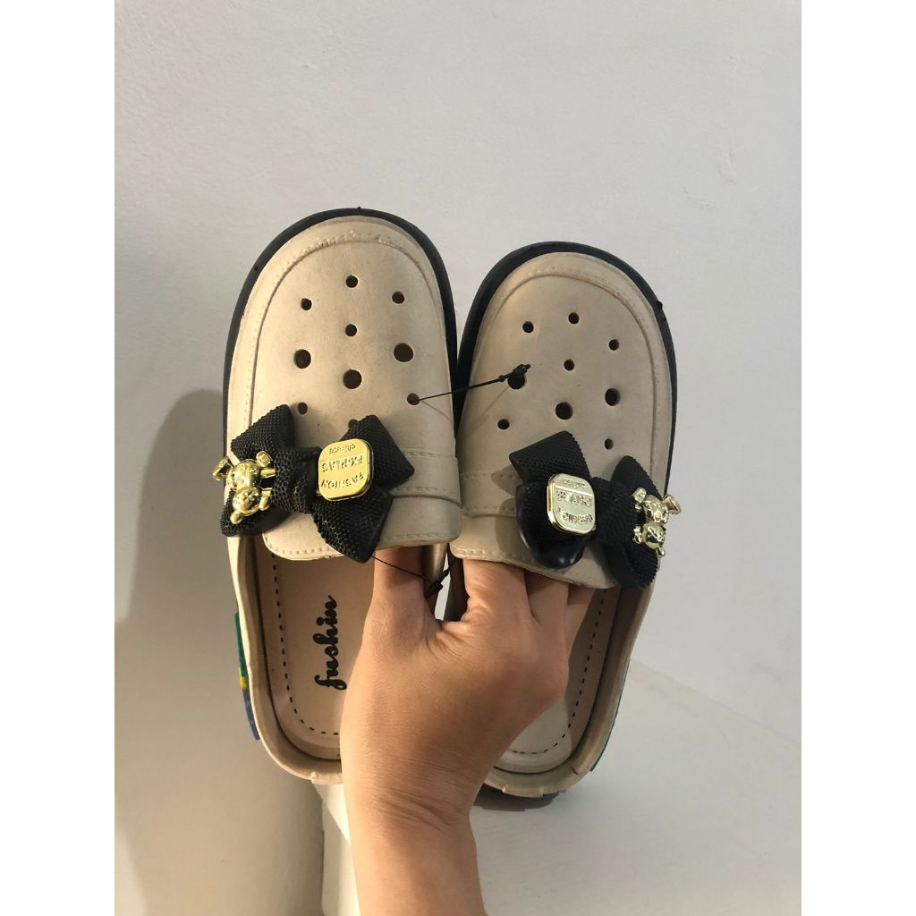 Sepatu Slop Wanita Pita Hitam