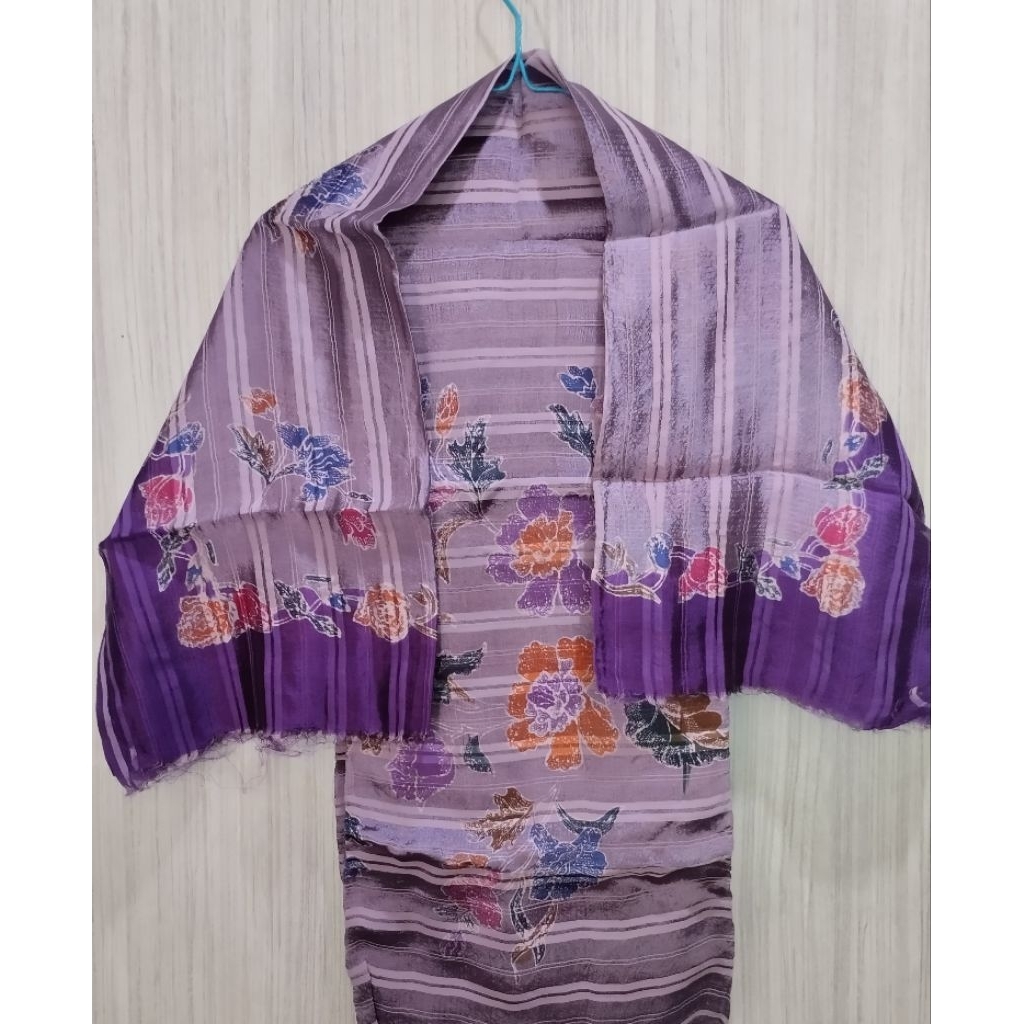 Kain gamis bahan serat warna ungu soft bunga garis putih