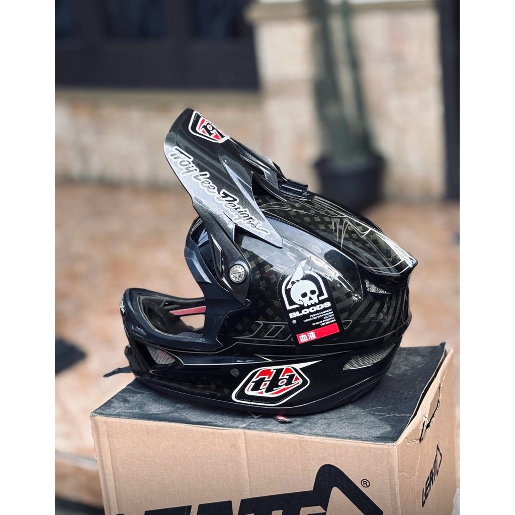 helm tld