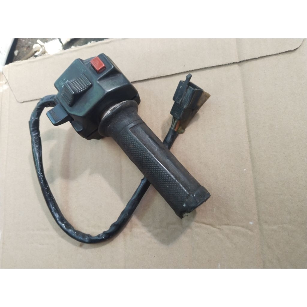 HOLDER KANAN SUZUKI TORNADO GX GS Satria 2tak ORIGINAL
