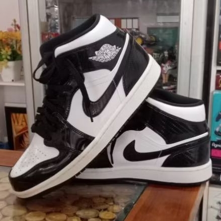 Nike Air Jordan 1 mid black white carbon Fiber