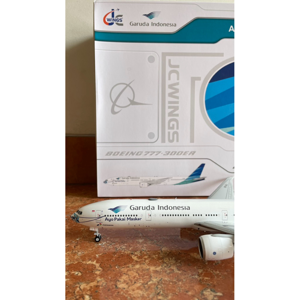 Diecast Pesawat 1/200 JC Wings Garuda Indonesia Boeing 777-300 ER AYO PAKAI MASKER