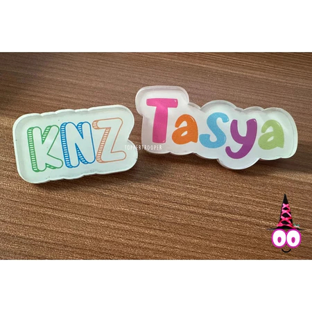 UV Print BROS PIN Nama Name Tag Akrilik Papan Nama Warna Warni Dekorasi Pin Topi Tas Pin/Bros/Pin Ak