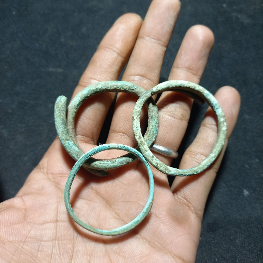 gelang perunggu temuan darat