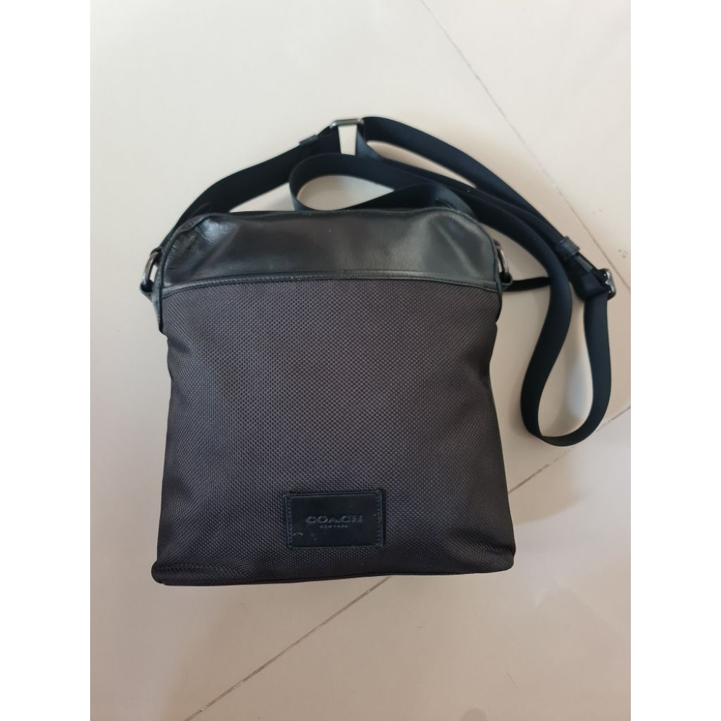 115. Tas Sling Bag Pria Coach New York Black
Mantan / Bekas / Second

Size : 24cm x 4cm × 27cm

Baha